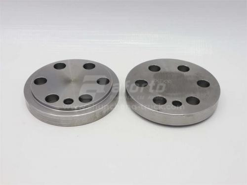 Крышка прижимная подшипника балансира HOWO/TX (7 больших отверстий) (оригинал)