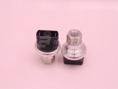 Датчик засоренности воздушного фильтра HOWO 2008/HOWO 70T (оригинал)