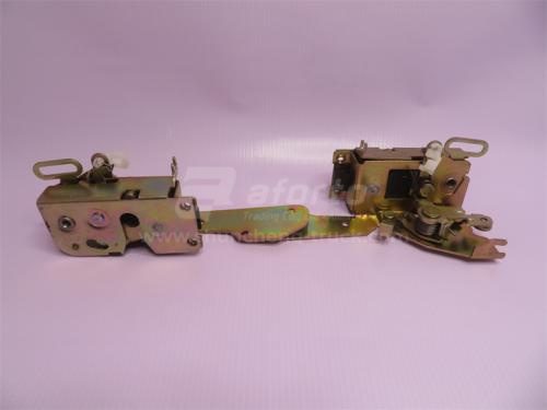 Замок двери кабины с тягой HOWO A7 правой