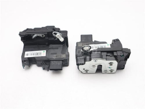 Замок двери кабины с тягой HOWO V7 правой (оригинал)