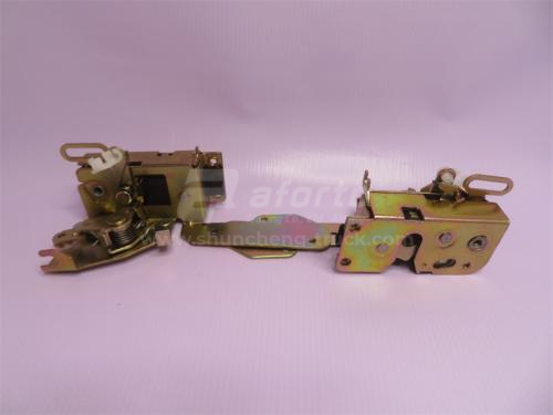 Замок двери кабины с тягой HOWO A7 левый