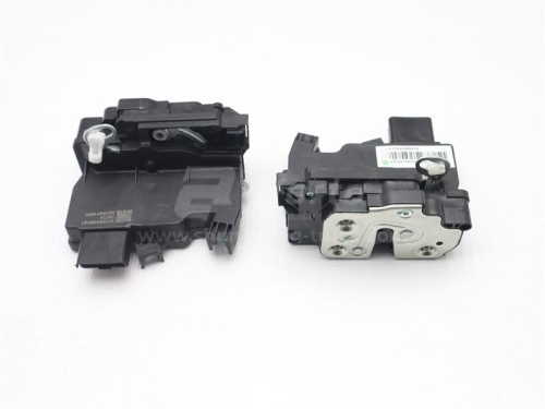 Замок двери кабины с тягой HOWO V7 левый (оригинал)