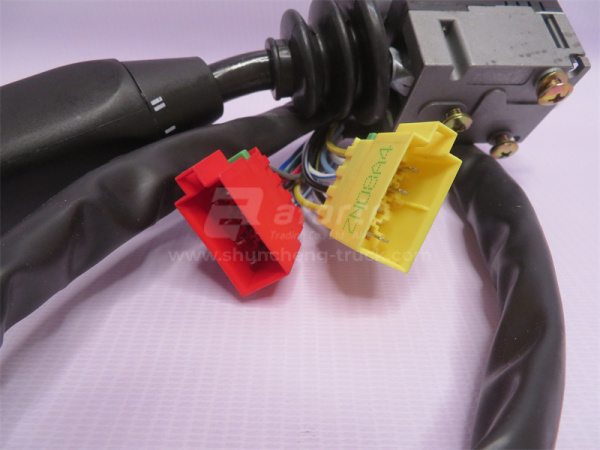 Переключатель света и поворотов подрулевой HOWO