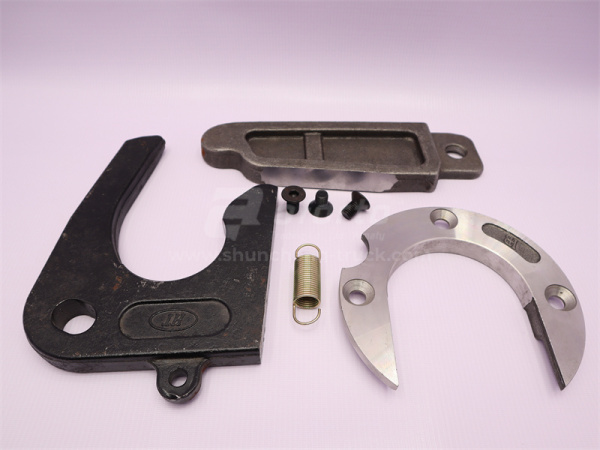 Подкова на седло с замком в сборе под палец d 90мм Тягач QY старая модель