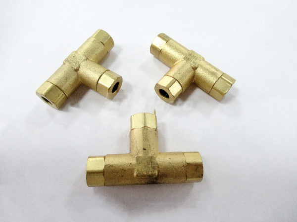 Резьбовое соединение тройник SHAANXI X5000 (оригинал)