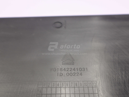 Щиток подножки HOWO 2010 черная левый (оригинал)