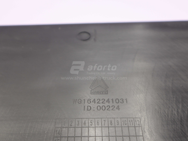 Щиток подножки HOWO 2010 черная левый (оригинал)