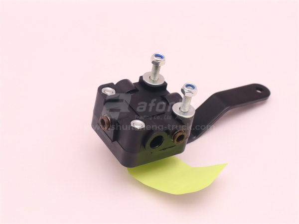 Кран регулятор уровня SHAANXI X3000 передно-правый (оригинал)