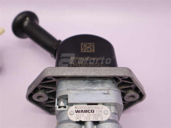 Клапан воздушный стояночного тормоза HOWO (3 отверстия) (оригинал)