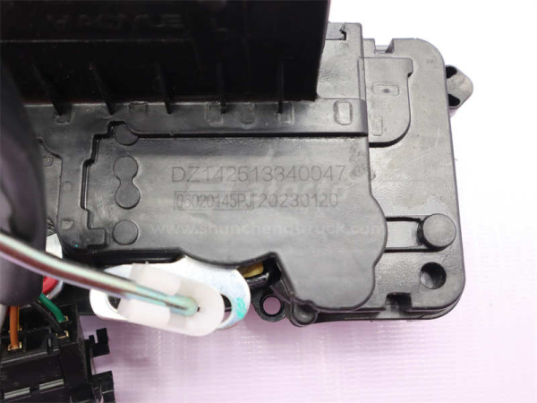 Замок двери кабины с тягой SHAANXI X3000 электрический левый