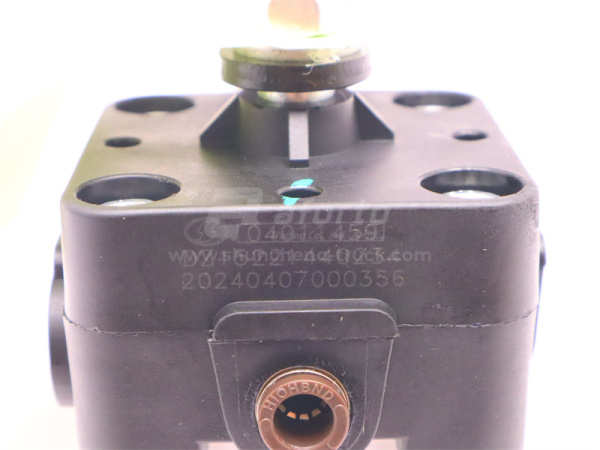 Кран регулятор уровня SHAANXI X3000 передно-правый (оригинал)