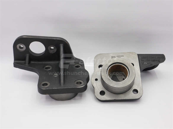 Кронштейн поворотного кулака HOWO 70T левый (оригинал)