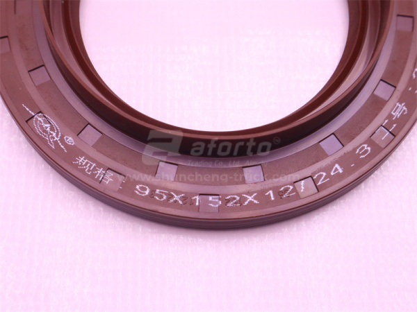 Сальник дифференциала FAW 300 95*152*12/24.3 заднего моста QINYAN