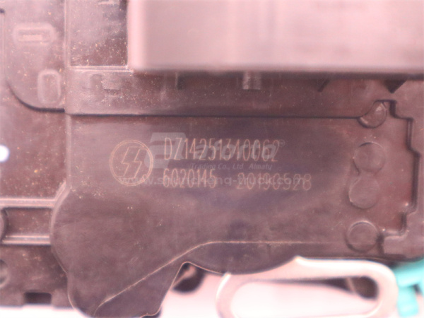 Замок двери кабины с тягой SHAANXI X5000 правой (оригинал)