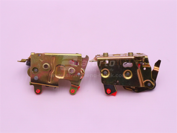 Замок двери кабины с тягой SHAANXI F2000 правой