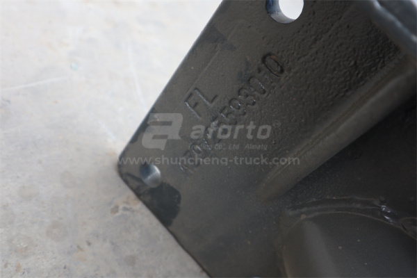 Траверс двигателя HOWO 2010 новая модель