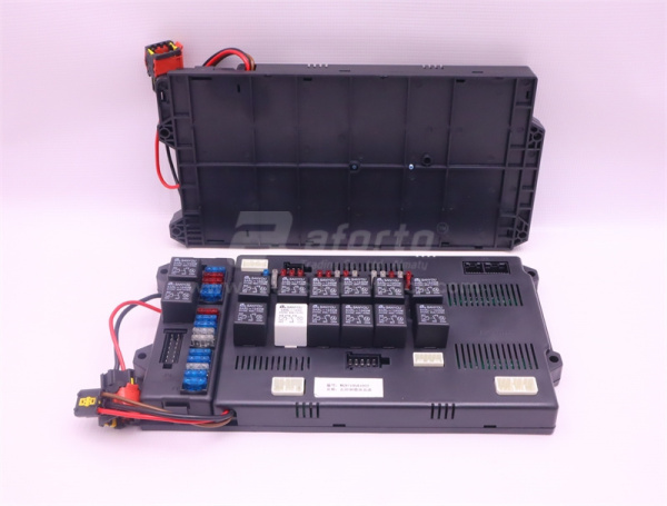 Блок предохранителей правый HOWO 1022 (оригинал)