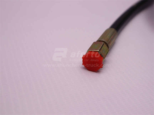 Шланг гидравлики подъёма кабины HOWO/SHAANXI 2.6m (оригинал)