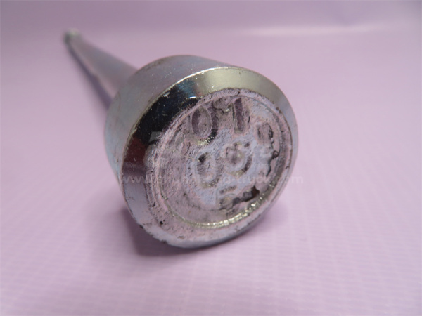 Болт рессоры 16*420*1.5 HOWO 70T задней центральный (оригинал)