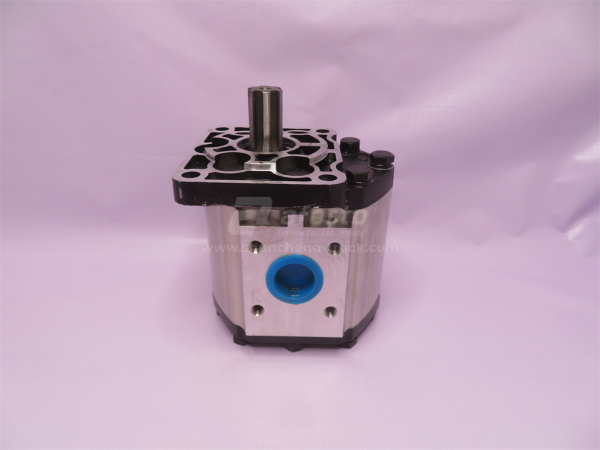 Гидронасос подъёма кузова (для КПП FAST) 580 правого вращения (выход сбоку)