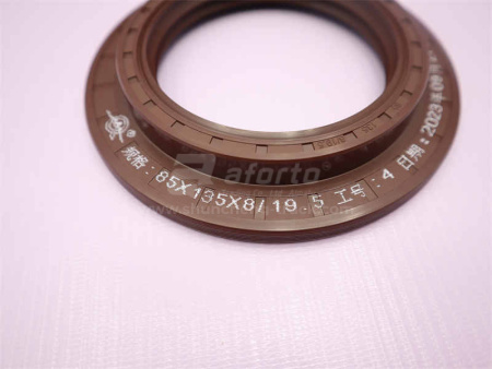 Сальник дифференциала  STEYR 85*105/135*8/19.5 QINYAN