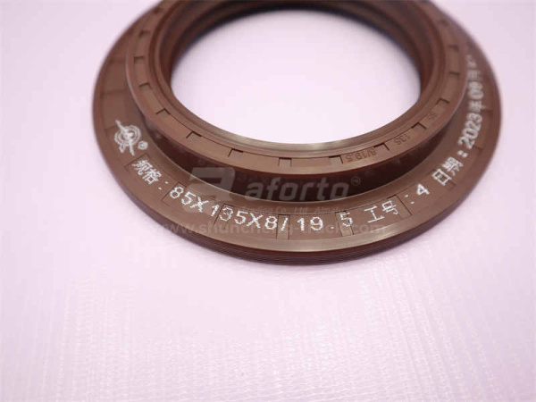 Сальник дифференциала  STEYR 85*105/135*8/19.5 QINYAN