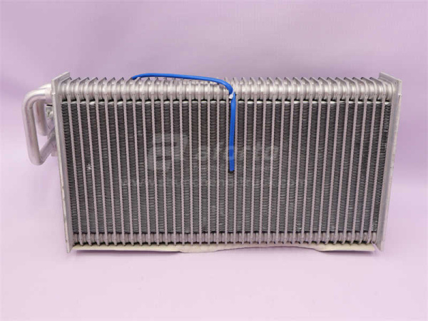 Радиатор кондиционера HOWO (оригинал) Радиатор кондиционера HOWO (оригинал)