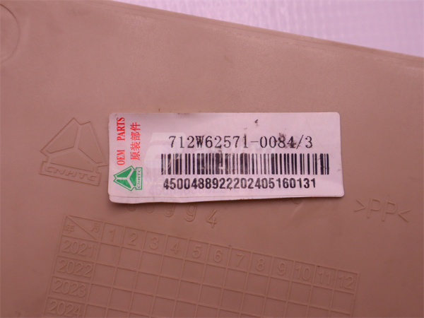 Кронштейн обтекателя кабины HOWO TX левый (оригинал)