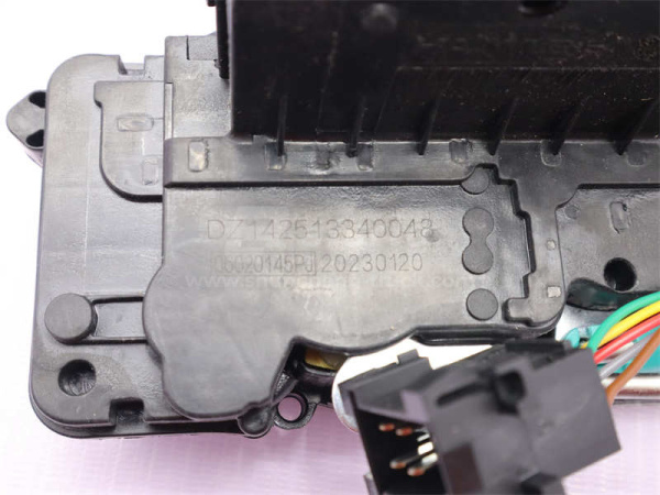 Замок двери кабины с тягой SHAANXI X3000 электрический правой