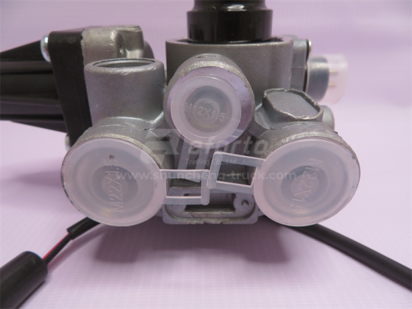 Кронштейн влагоотделителя STEYR/SHAANXI с маленьким отверстием