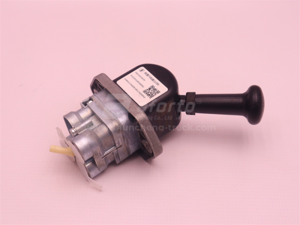 Клапан воздушный стояночного тормоза SHAANXI F3000 (3 отверстия) (оригинал)