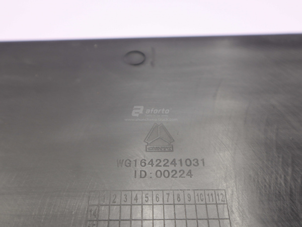 Щиток подножки HOWO 2010 черная левый (оригинал)