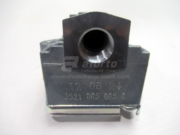 Соединительная головка на прицеп желтая без клапана M16x1.5 УНИВЕРСАЛЬНОЕ 9522000220