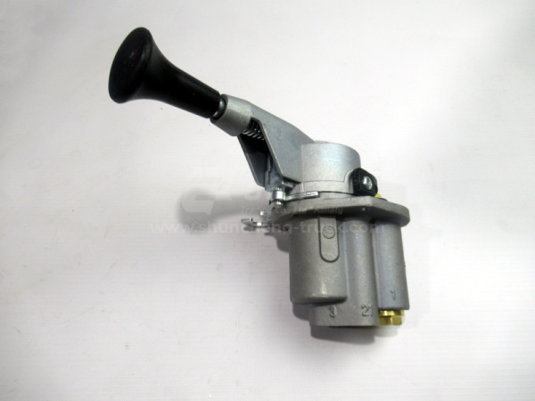 Клапан воздушный стояночного тормоза  с 4-мя выводами ЕВРО КАМАЗ, МАЗ (100.3537310)