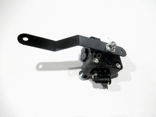 Кран регулятор уровня SHAANXI X3000 передно-левого (оригинал)