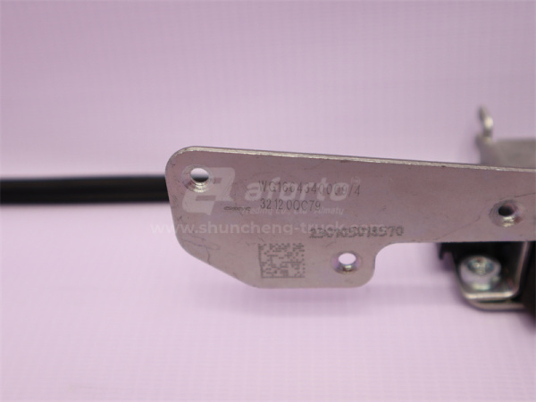 Замок двери кабины с тягой HOWO A7 правой (оригинал)