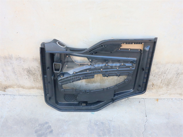 Обшивка двери HOWO TX/T5G левая (оригинал)