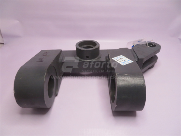 Кронштейн поворотной цапфы XCMG GR180/215 левый новая модель после 2010г