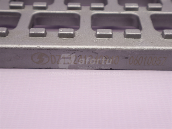 Ступень SHAANXI F3000 нижняя откидная правый новая модель (оригинал)