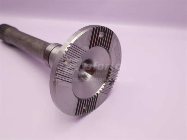 Вал среднего моста SHAANXI TGX проходной (4 отв.26 шлицов) (оригинал)