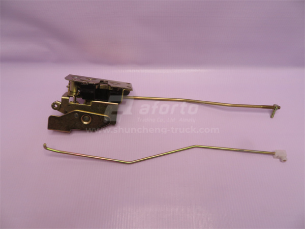 Замок двери кабины с тягой SHAANXI M3000 правый новая модель