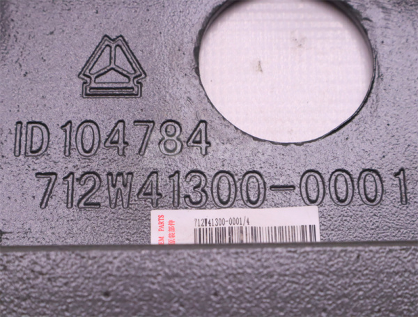 Кронштейн торсиона кабины HOWO TX правый (оригинал)