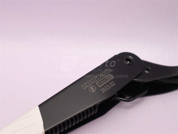 Рычаг стеклоочистителя SHAANXI M3000/L3000 c щеткой (оригинал)