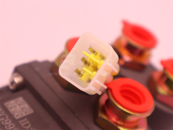 Клапан перелива топливных баков Sitrak C7H