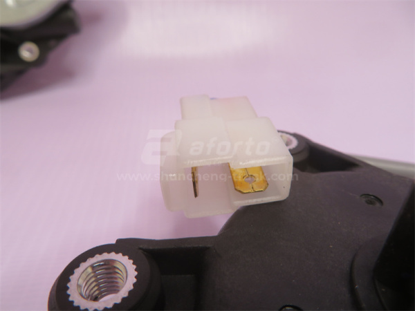 Электродвигатель стеклоподъёмника 4 отверстия HOWO 7A  левый