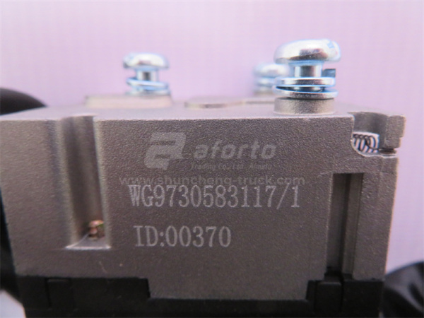 Переключатель света и поворотов подрулевой HOWO 2013 (хорошее качество)