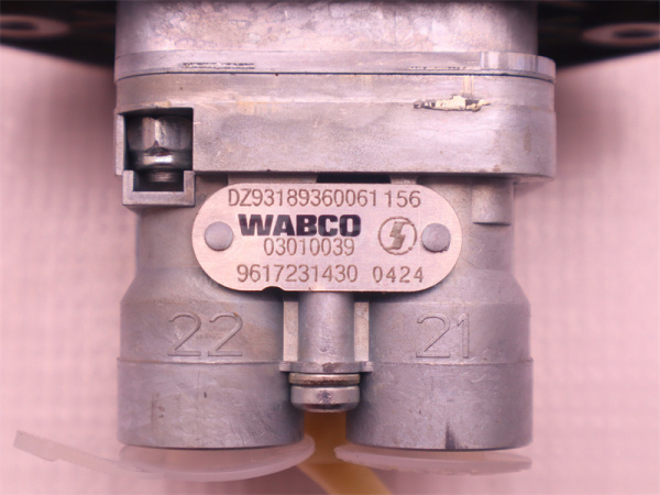 Клапан воздушный стояночного тормоза SHAANXI F3000 (3 отверстия) (оригинал)