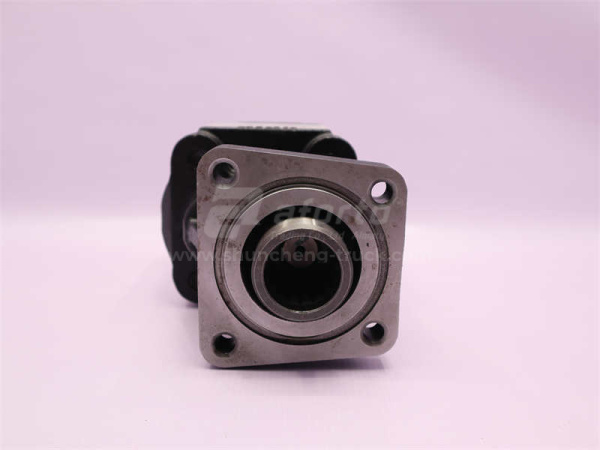 Гидронасос подъёма кузова (для КПП HOWO) (17 шлицов правого вращения выход сзади) Гидронасос подъёма кузова (для КПП HOWO) (17 шлицов правого вращения выход сзади)