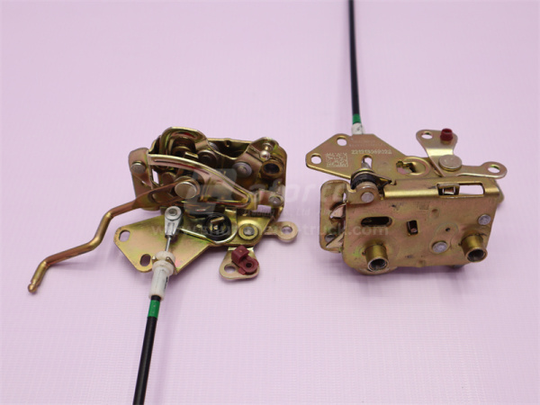 Замок двери кабины с тягой HOWO правой (оригинал)