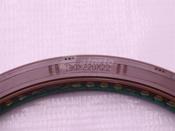 Сальник ступицы задней  SINOTRUK MCP16 190*220*22 (оригинал)